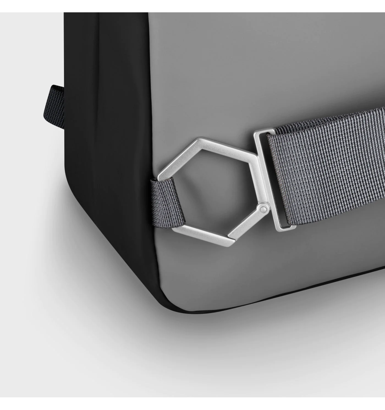cluse-le réversible-sac à dos-noir-gris-bijoux totem