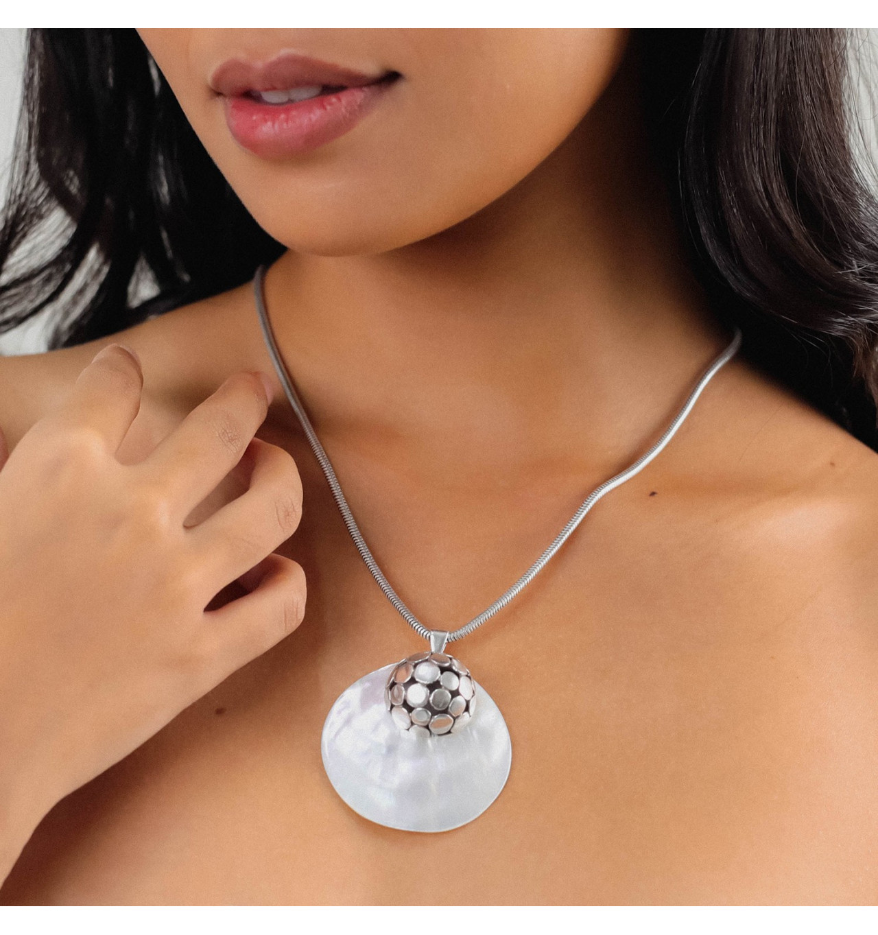 ori tao bijoux-disco-collier-nacre blanche-bijoux-totem.