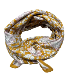 So family-foulard-delhi-safran-coton-bijoux totem.