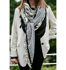 shanna-aurore-foulard-noir-écru-gris-bijoux totem