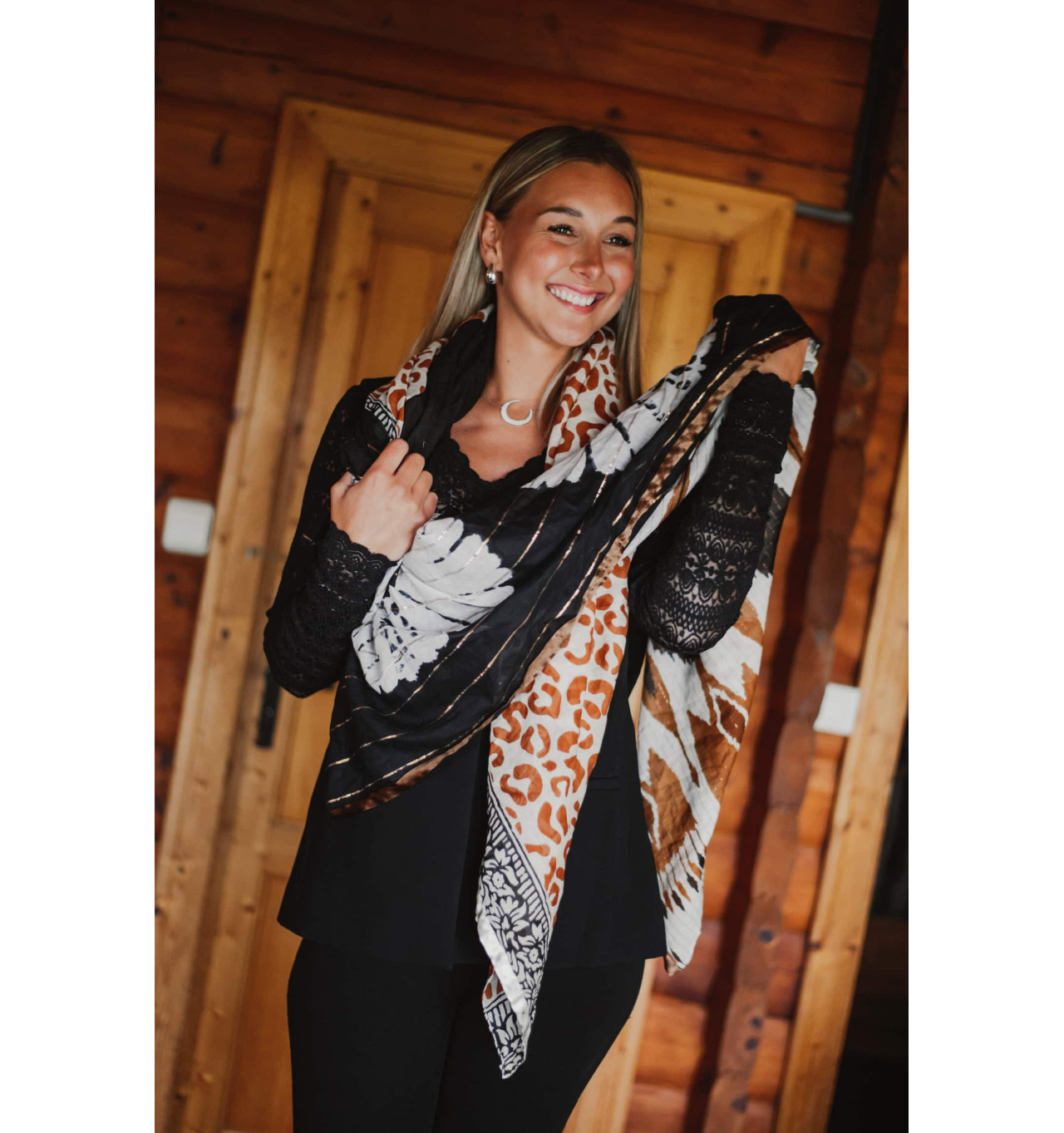 shanna-belinda-foulard-noir-écru-rouille-bijoux totem