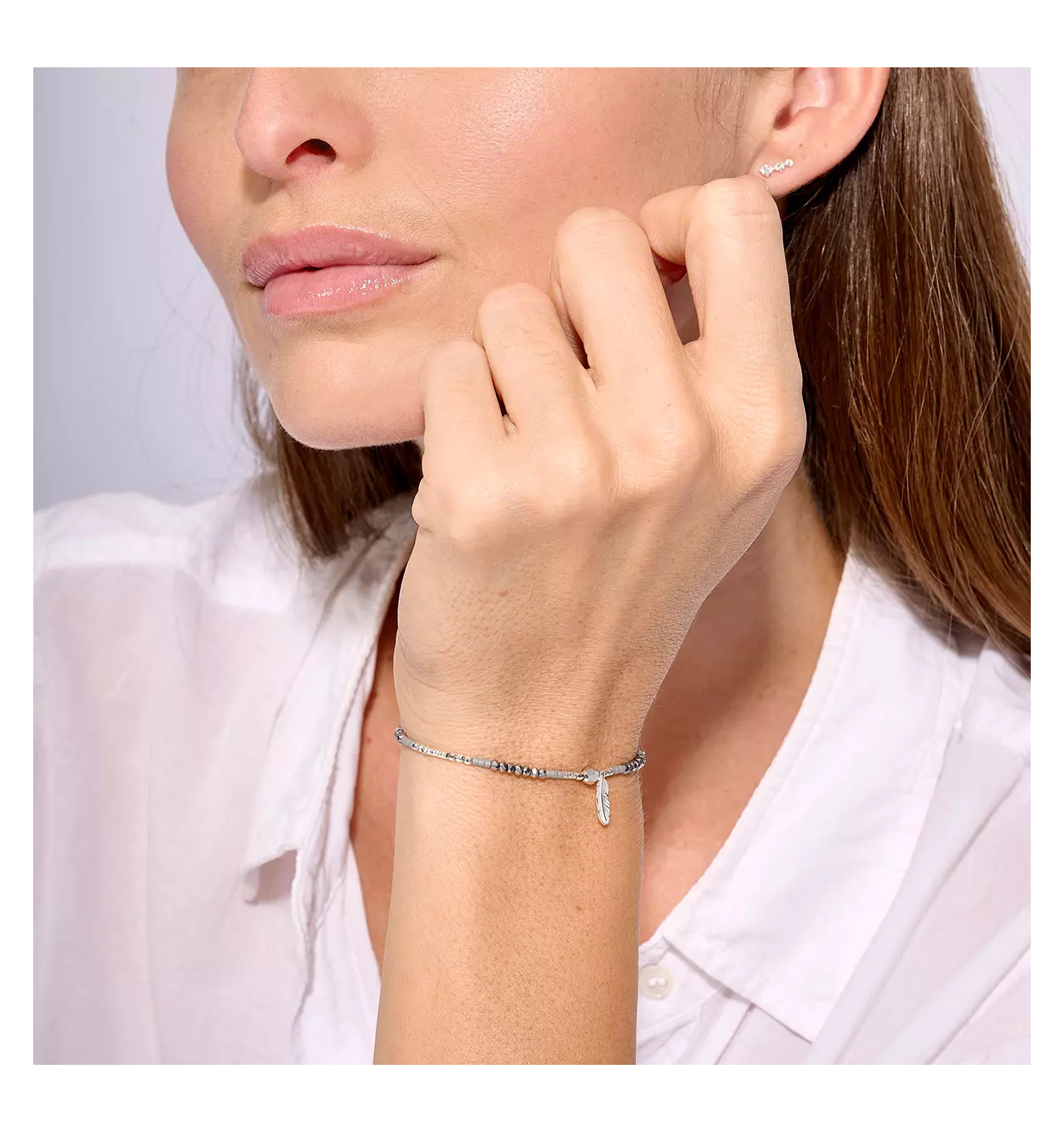 doriane-bijoux-bracelet-élastique-argent-gris-plume-merida-bijoux-totem.