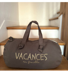 marcel-et-lily-sac-polochon-vacances-en-famille-taupe-bijoux-totem