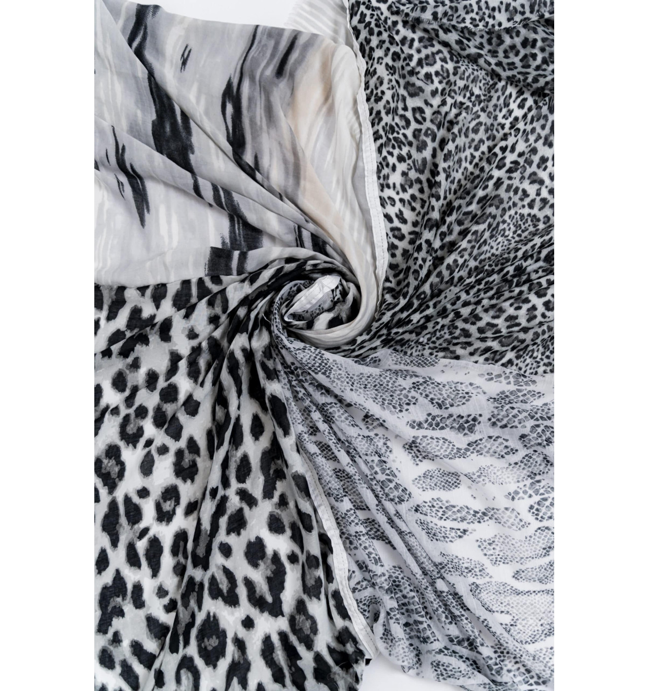 shanna-joy-foulard-noir-gris-bijoux-totem