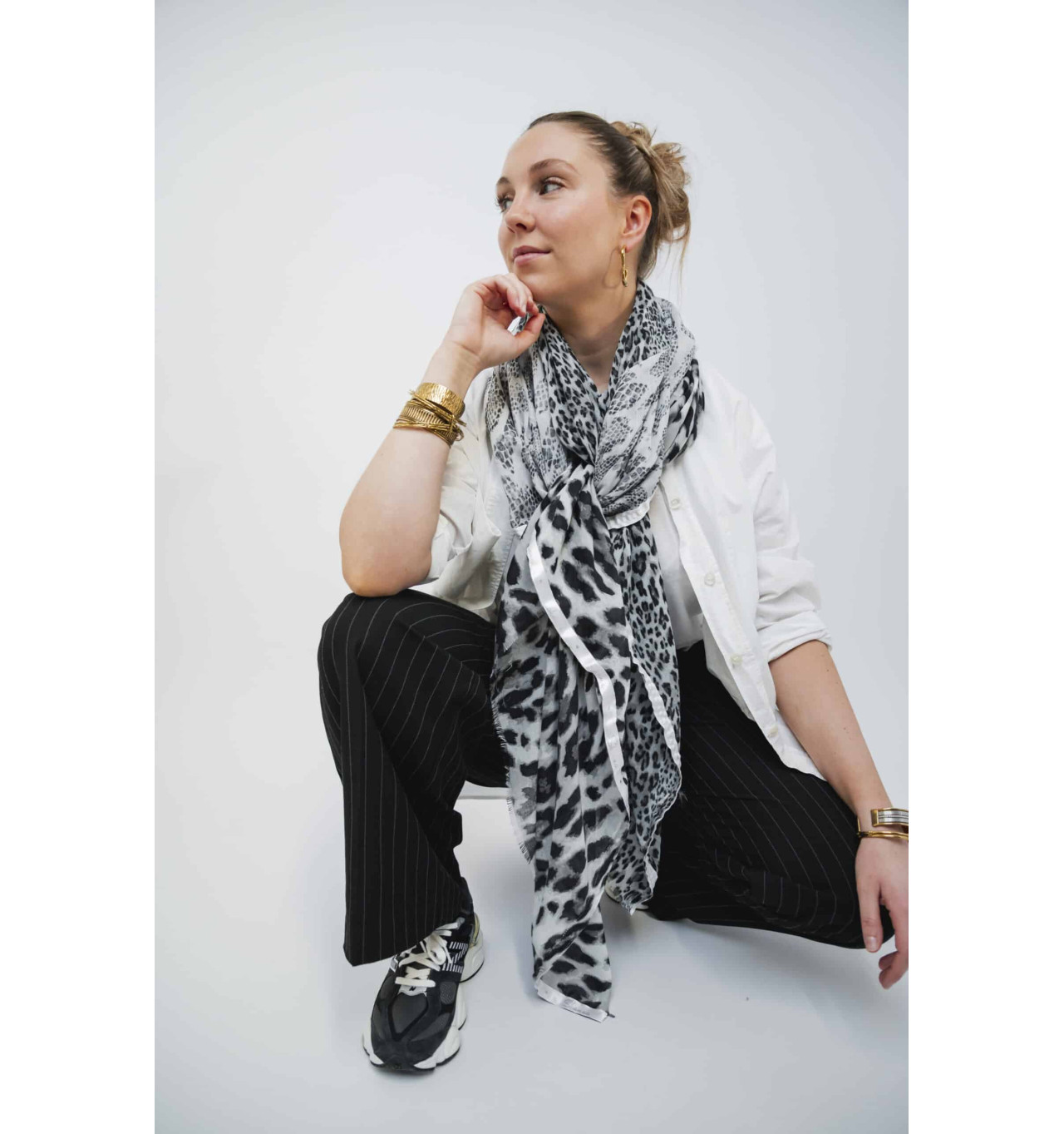shanna-joy-foulard-noir-gris-bijoux-totem