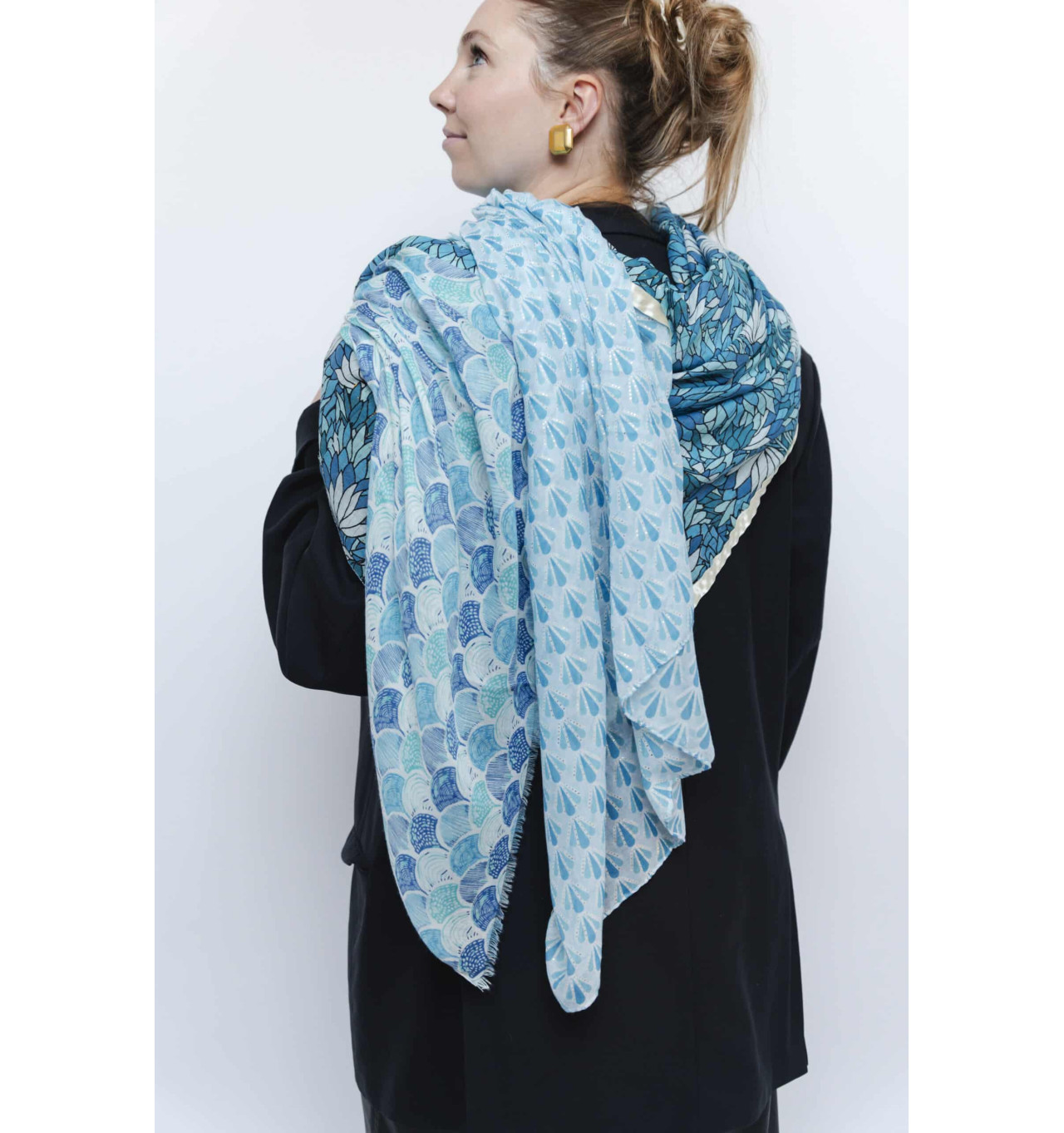 shanna-julia-foulard-turquoise-blanc-bijoux-totem