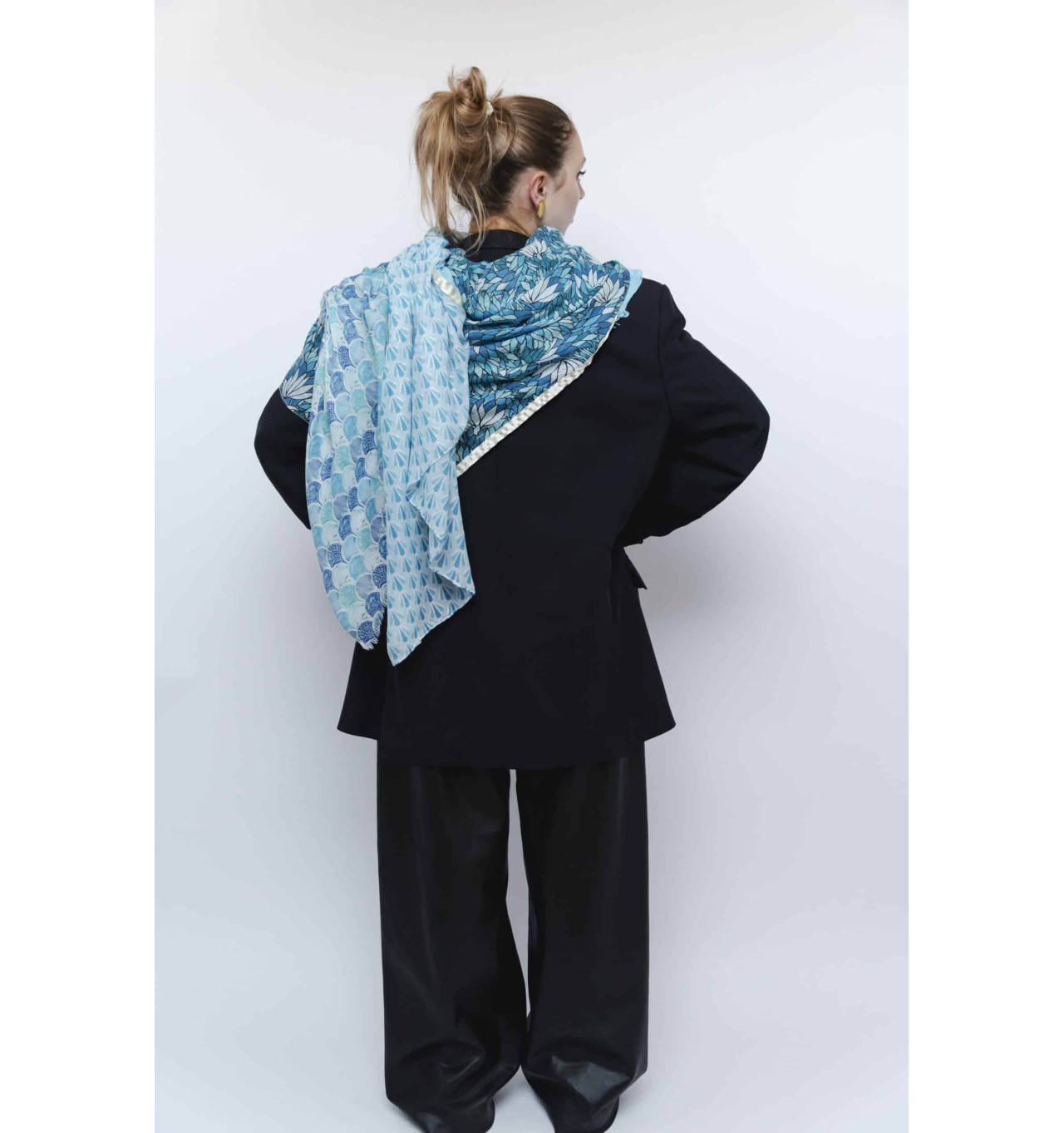 shanna-julia-foulard-turquoise-blanc-bijoux-totem