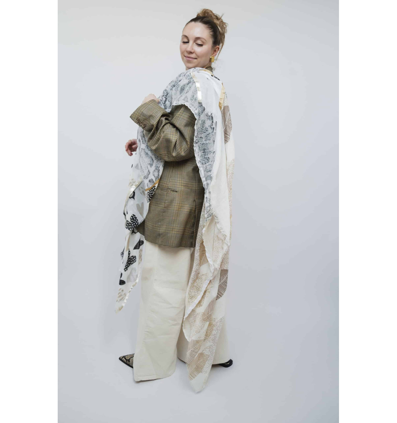 shanna-justine-foulard-noir-beige-blanc-bijoux-totem