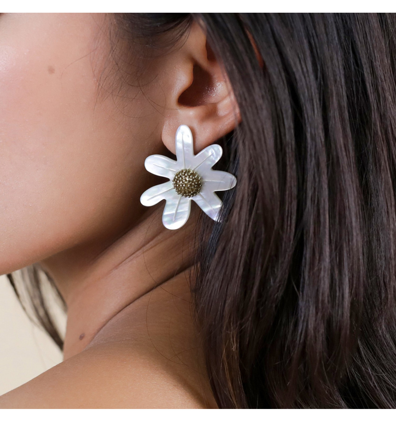 franck herval-marguerite-boucles d’oreilles-clips-nacre-bijoux totem.
