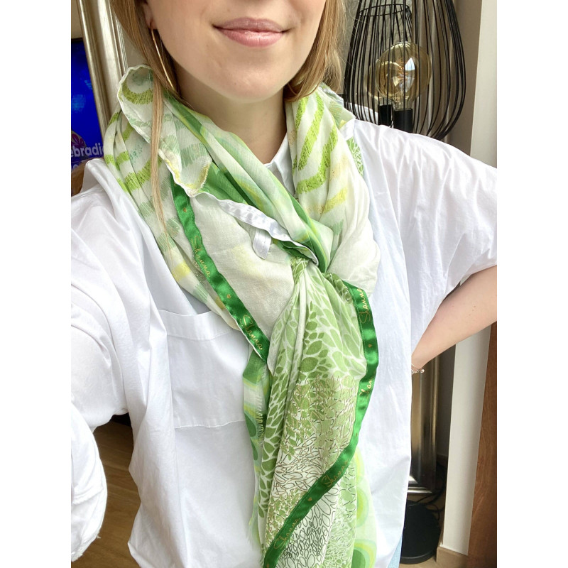 shanna-laura-foulard-vert-beige-blanc-bijoux-totem