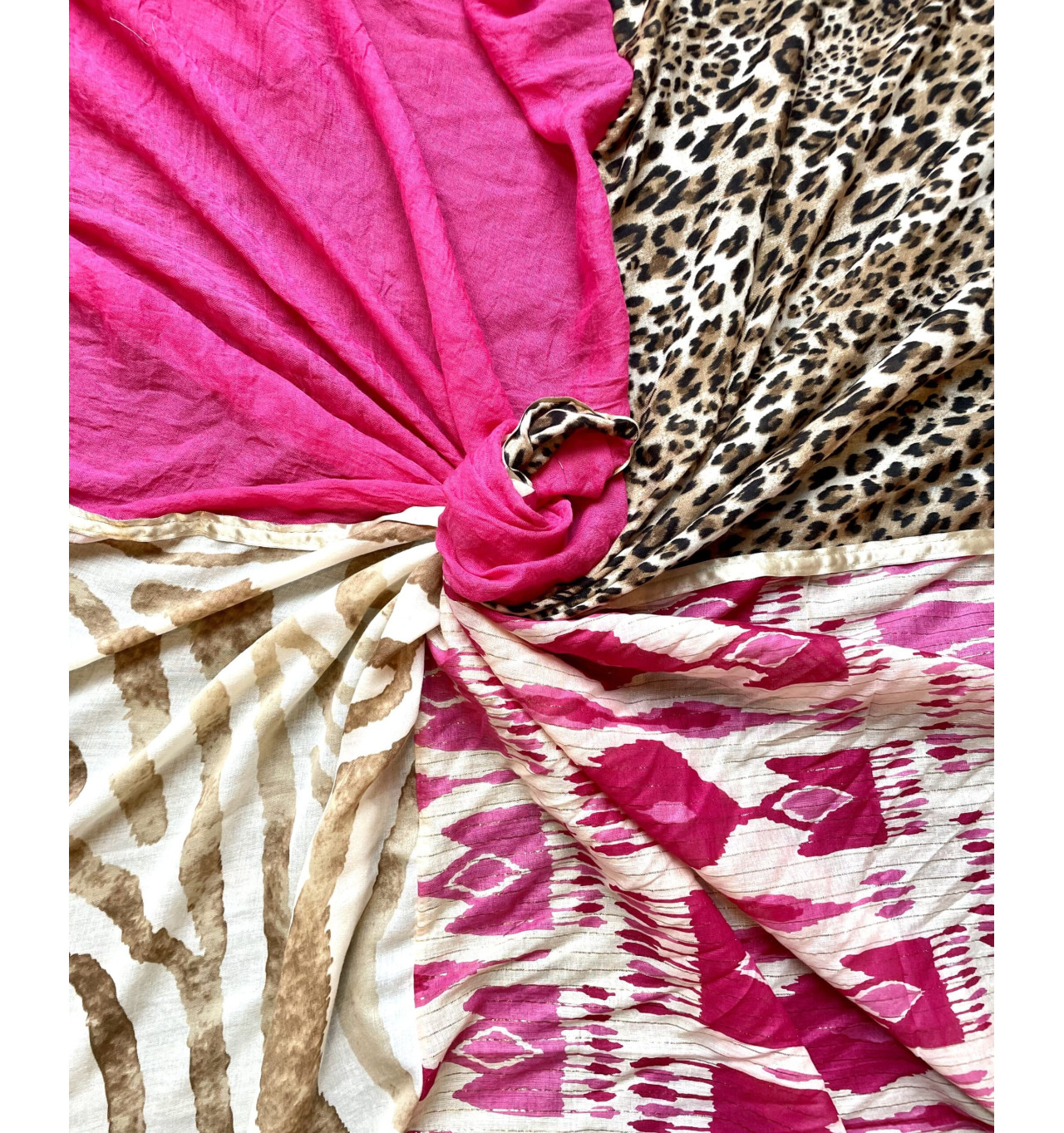 shanna-léa-foulard-fuchsia-beige-blanc-bijoux-totem