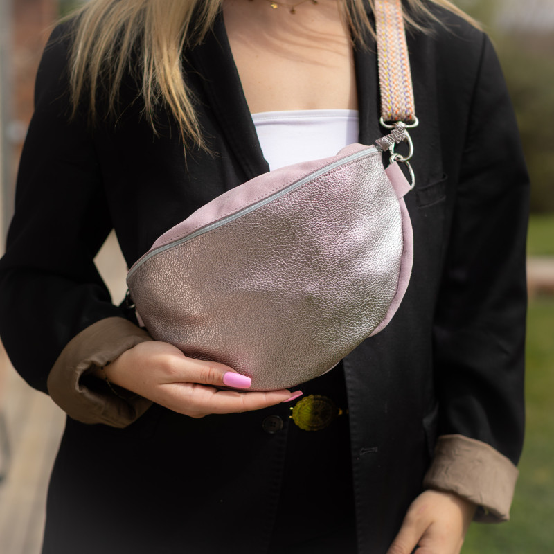 la-cartablière-midi-sac-banana-cuir-métallisé-glycine-bijoux totem.