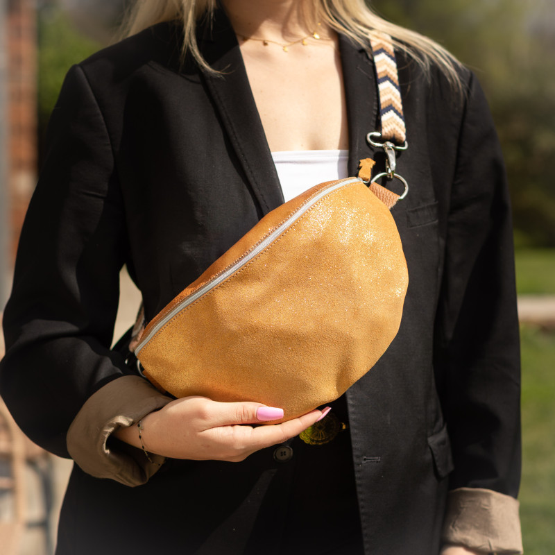 la-cartablière-midi-sac-banana-cuir-pailleté-or-klimt-bijoux totem.