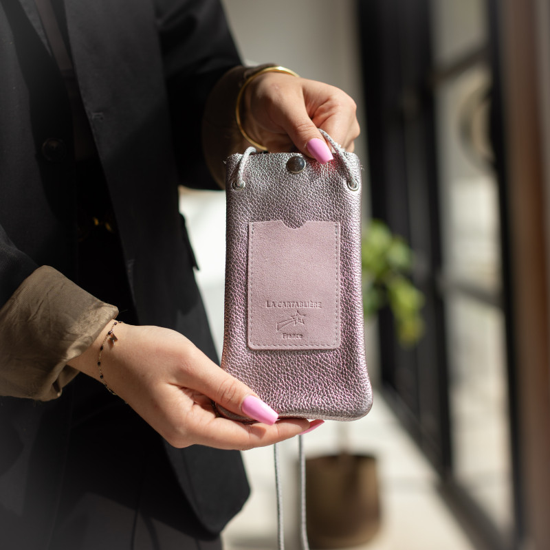 la-cartablière-pochette-téléphone-cuir-métallisé-glycine-bijoux totem.
