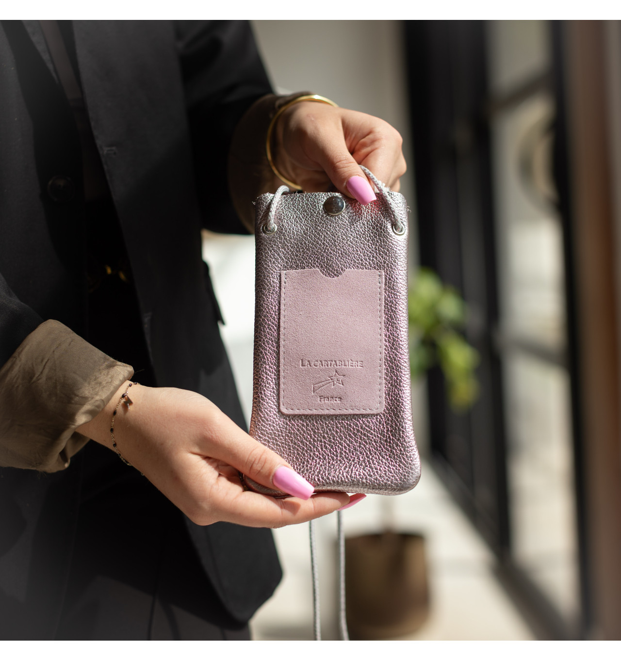 la-cartablière-pochette-téléphone-cuir-métallisé-glycine-bijoux totem.