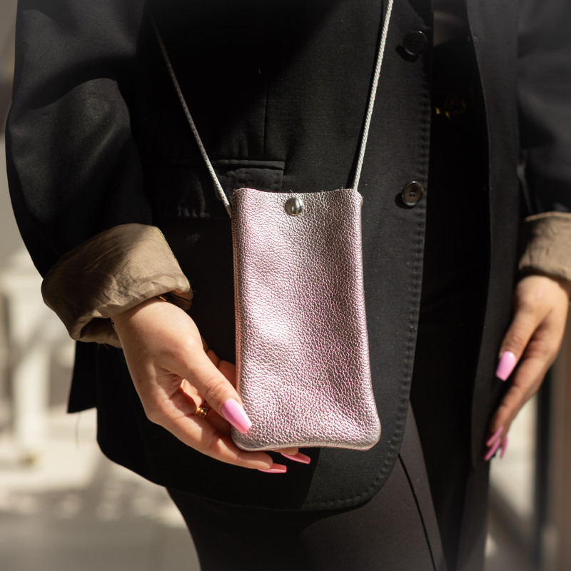 la-cartablière-pochette-téléphone-cuir-métallisé-glycine-bijoux totem.