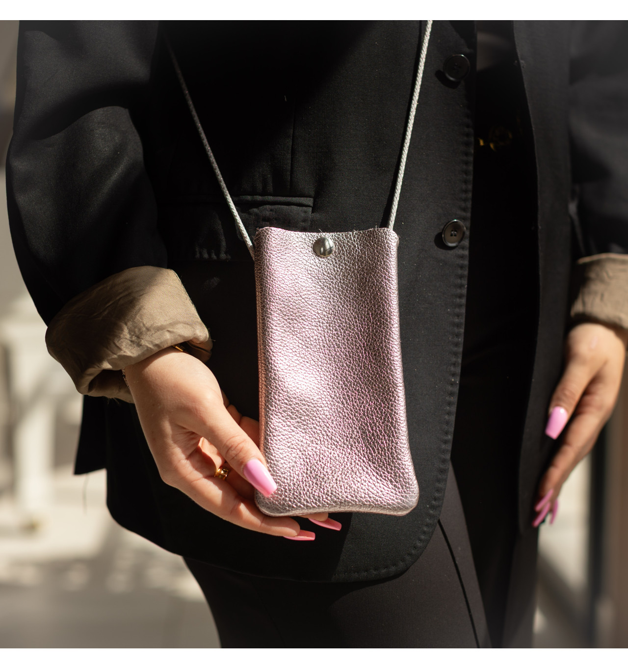 la-cartablière-pochette-téléphone-cuir-métallisé-glycine-bijoux totem.