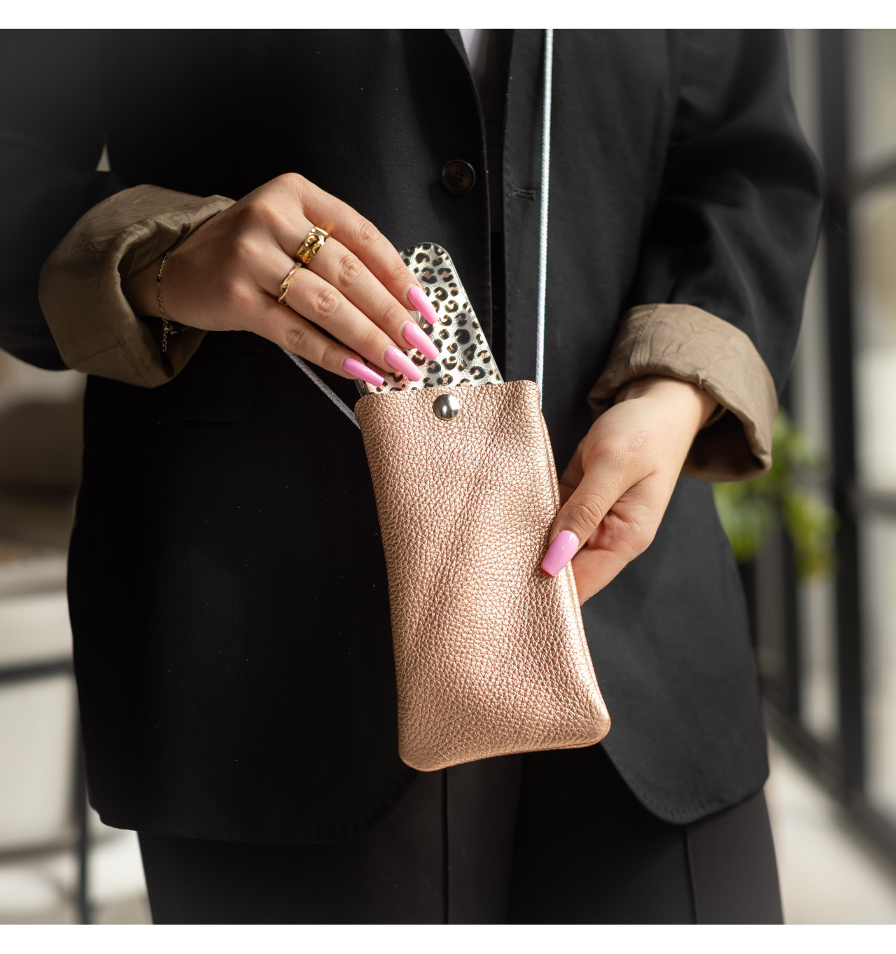 la-cartablière-pochette-téléphone-cuir-métallisé-pêche-bijoux totem.