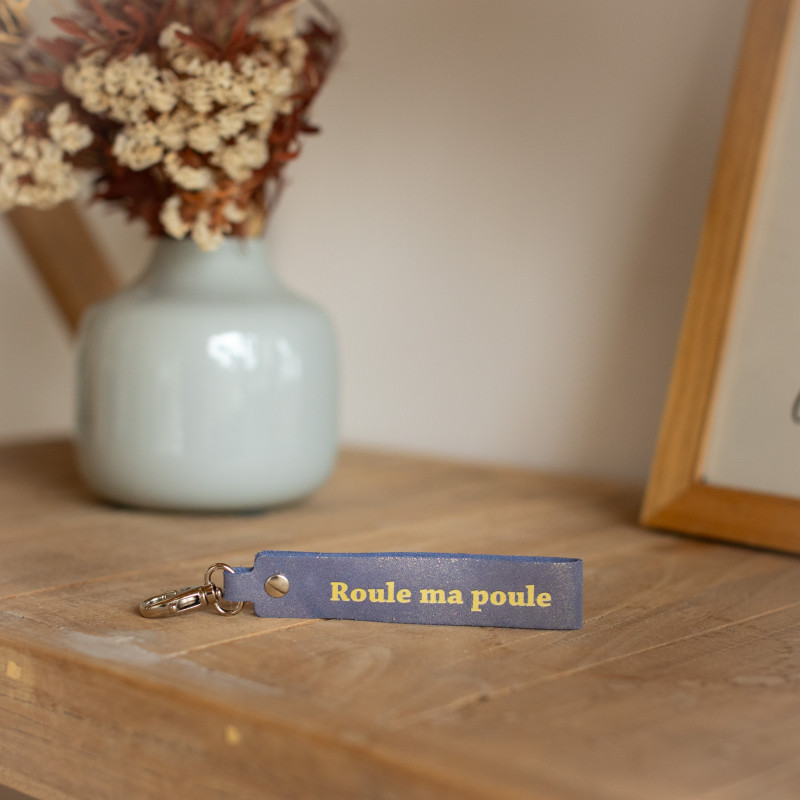 la-cartablière-porte-clés-roule-ma-poule-cuir-cobalt-bijoux totem.
