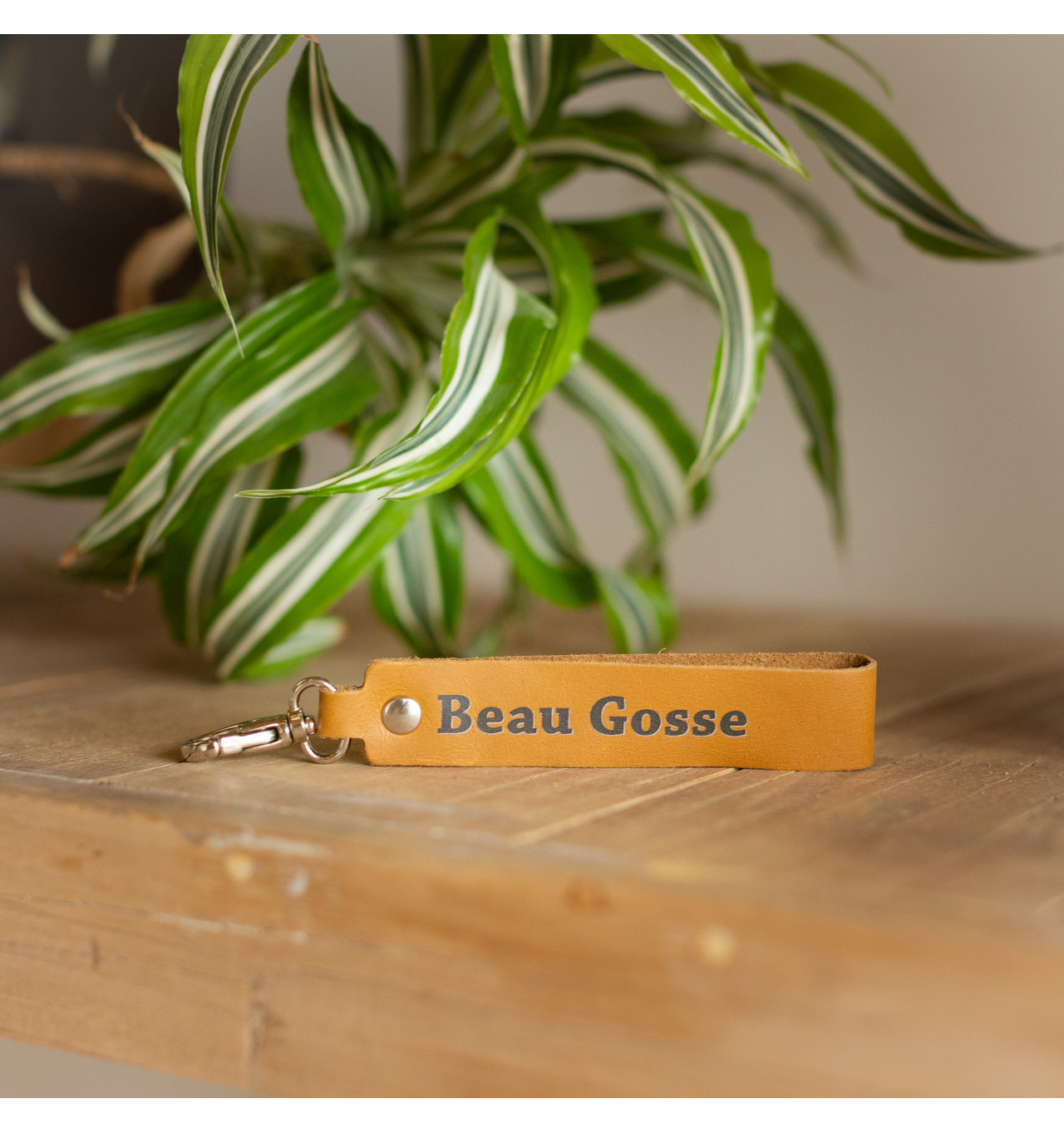 la-cartablière-porte-clés-beau-gosse-cuir-caramel-bijoux-totem.
