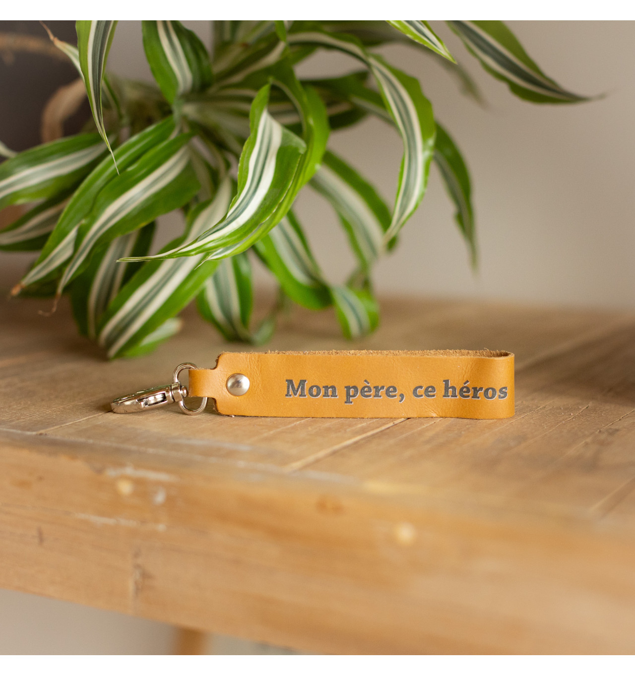 la-cartablière-porte-clés-mon-père-ce-héros-cuir-caramel-bijoux-totem.