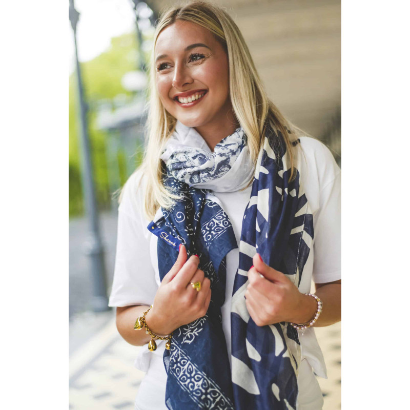 shanna-tamara-foulard-blanc-bleu-bijoux-totem