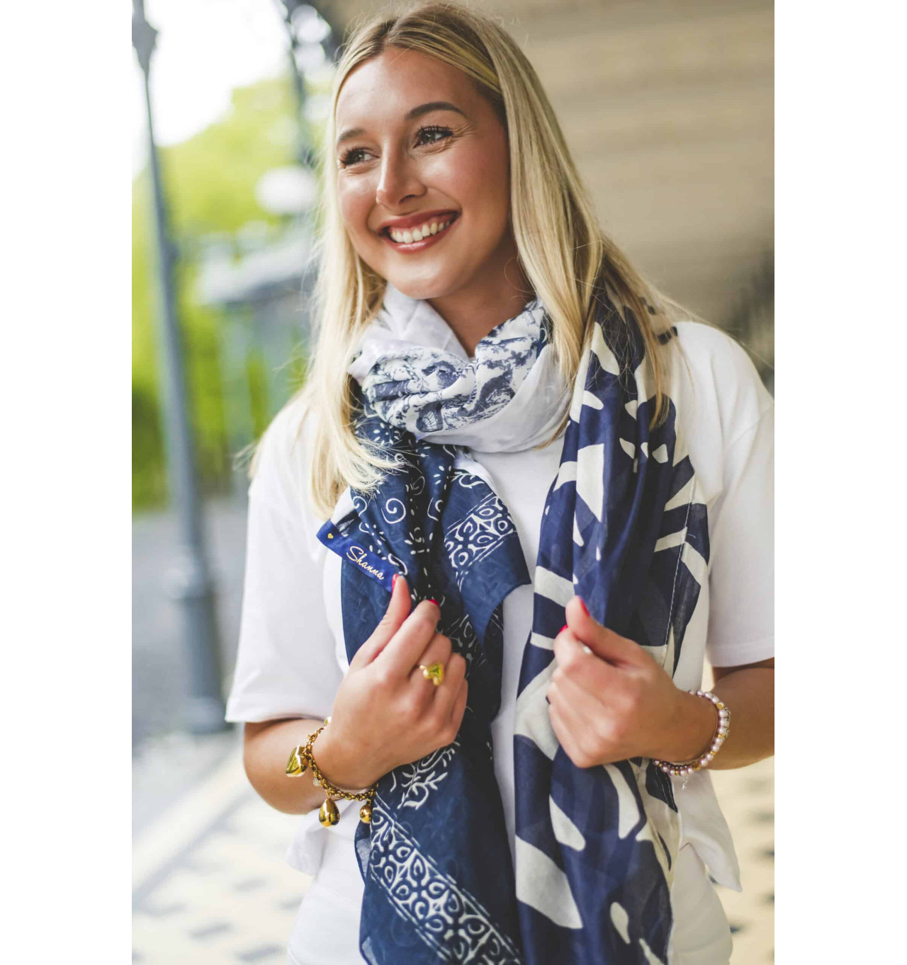 shanna-tamara-foulard-blanc-bleu-bijoux-totem
