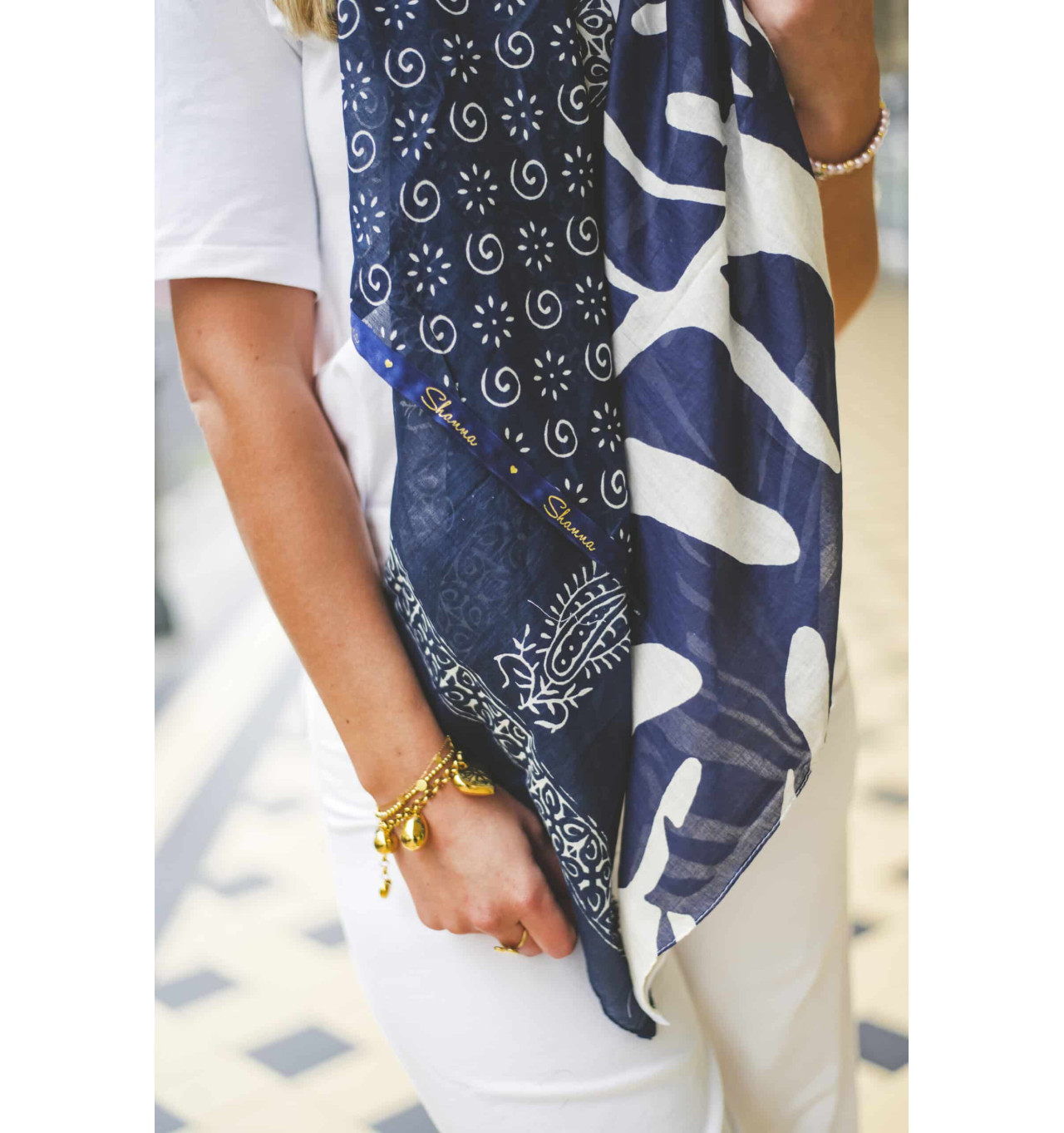 shanna-tamara-foulard-blanc-bleu-bijoux-totem
