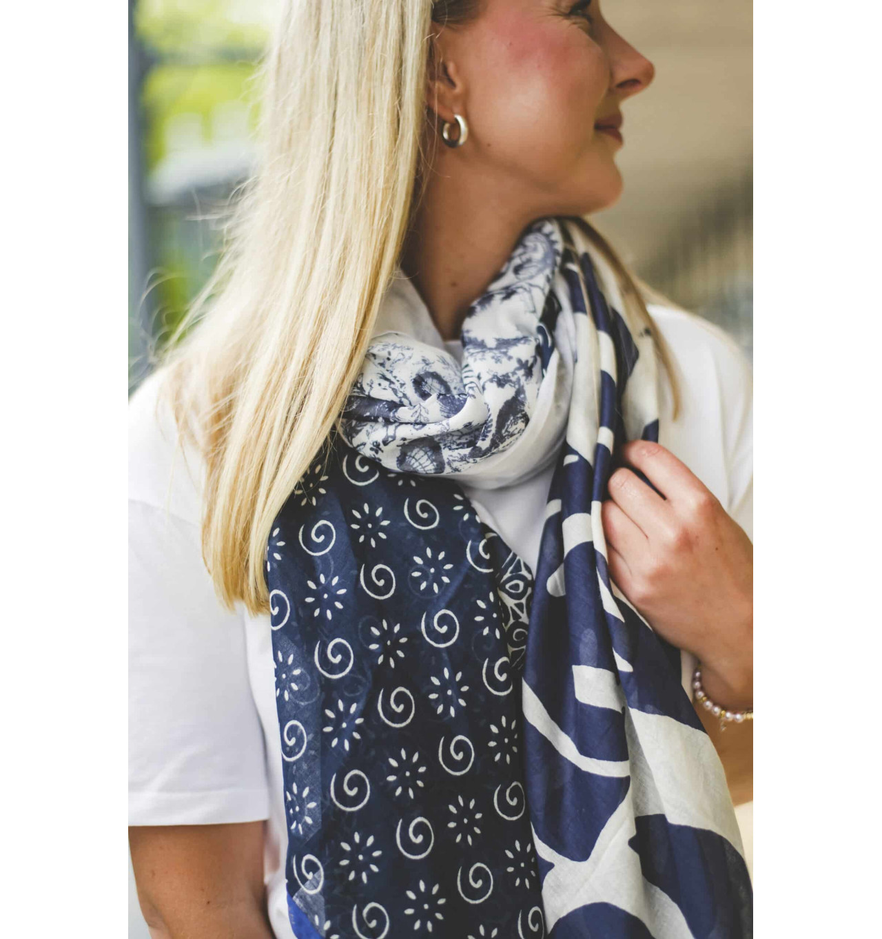 shanna-tamara-foulard-blanc-bleu-bijoux-totem