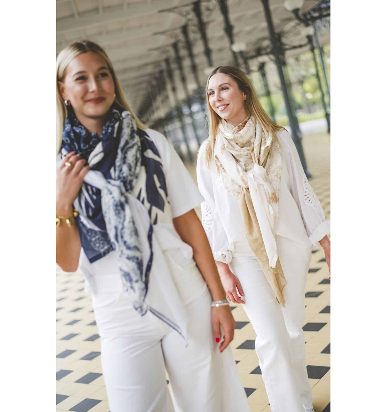 shanna-thaïs-foulard-beige-bijoux-totem