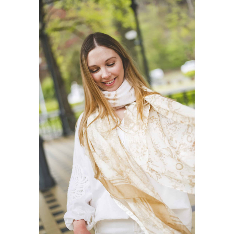 shanna-thaïs-foulard-beige-bijoux-totem