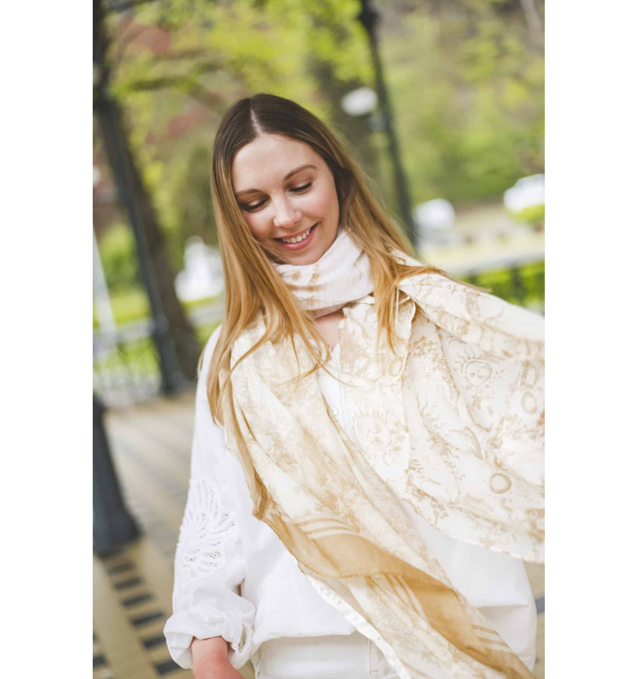 shanna-thaïs-foulard-beige-bijoux-totem