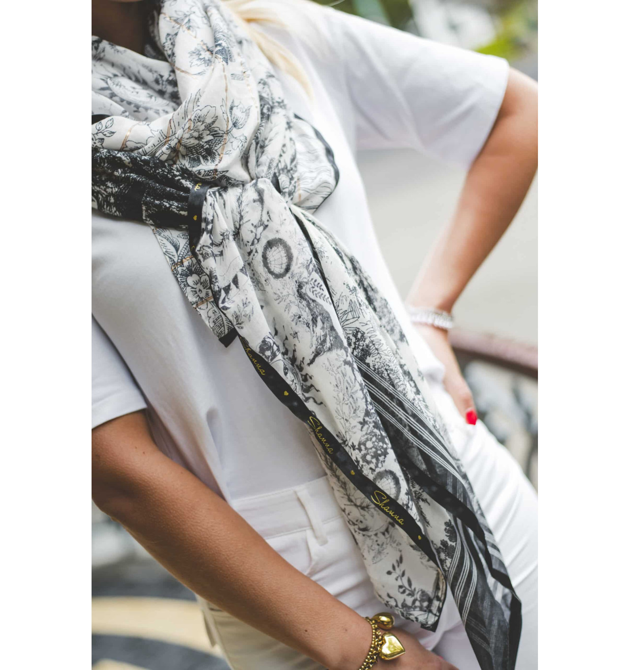 shanna-thalia-foulard-noir-blanc-cassé-bijoux-totem