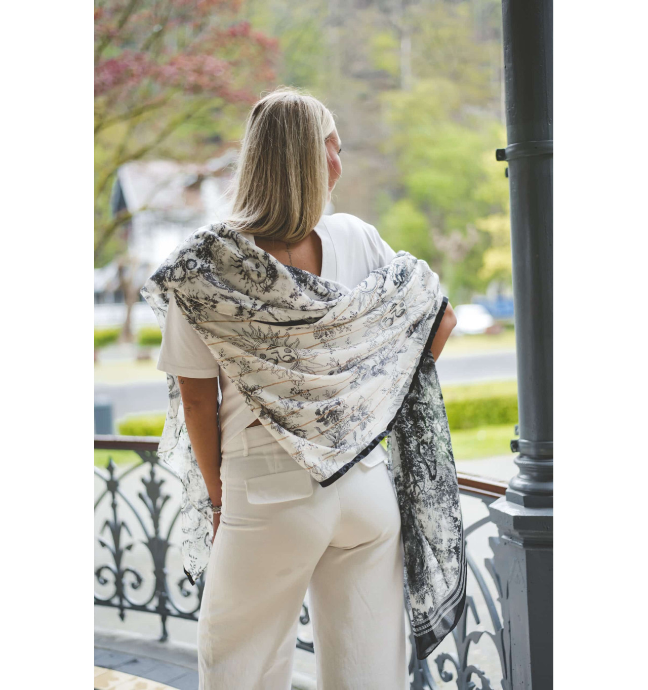 shanna-thalia-foulard-noir-blanc-cassé-bijoux-totem