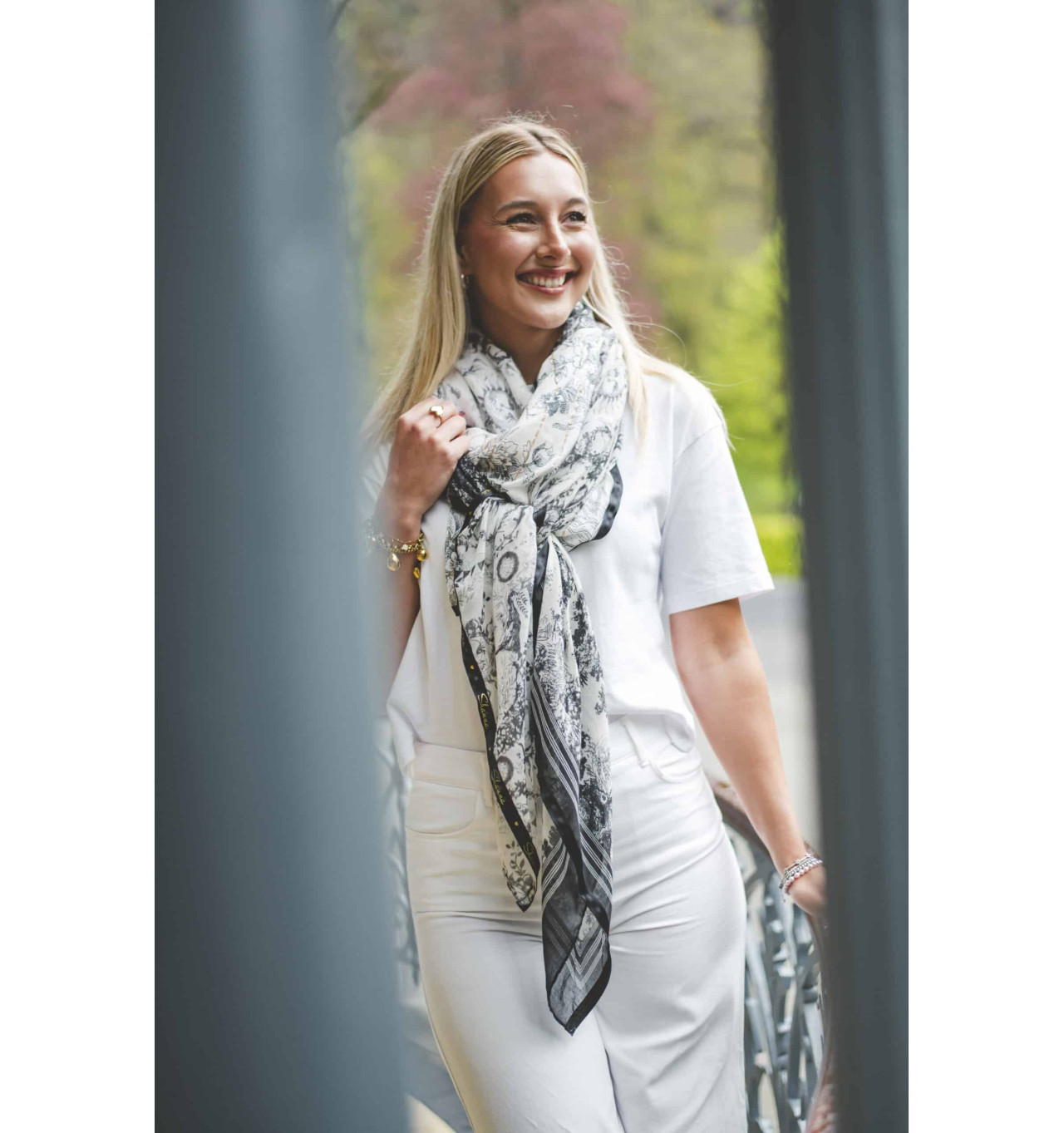 shanna-thalia-foulard-noir-blanc-cassé-bijoux-totem