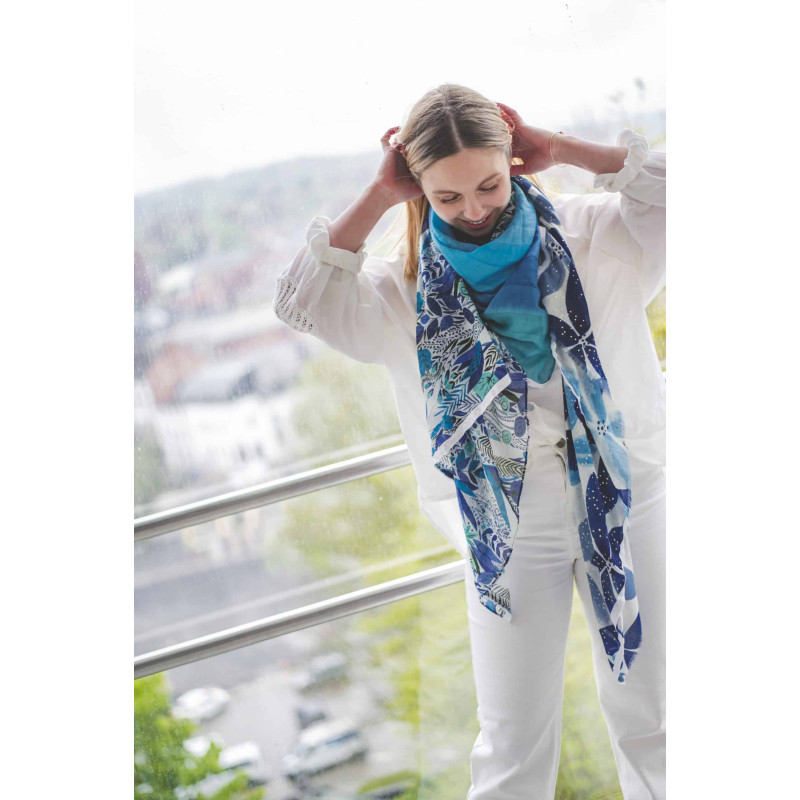 shanna-tiffany-foulard-bleu-blanc-turquoise-bijoux-totem