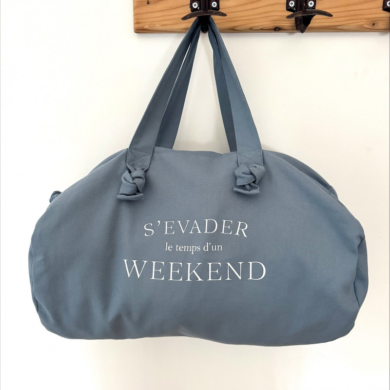 marcel-et-lily-s’évadrer-le-temps-d’un-week-end-sac-polochon-bleu-bijoux-totem