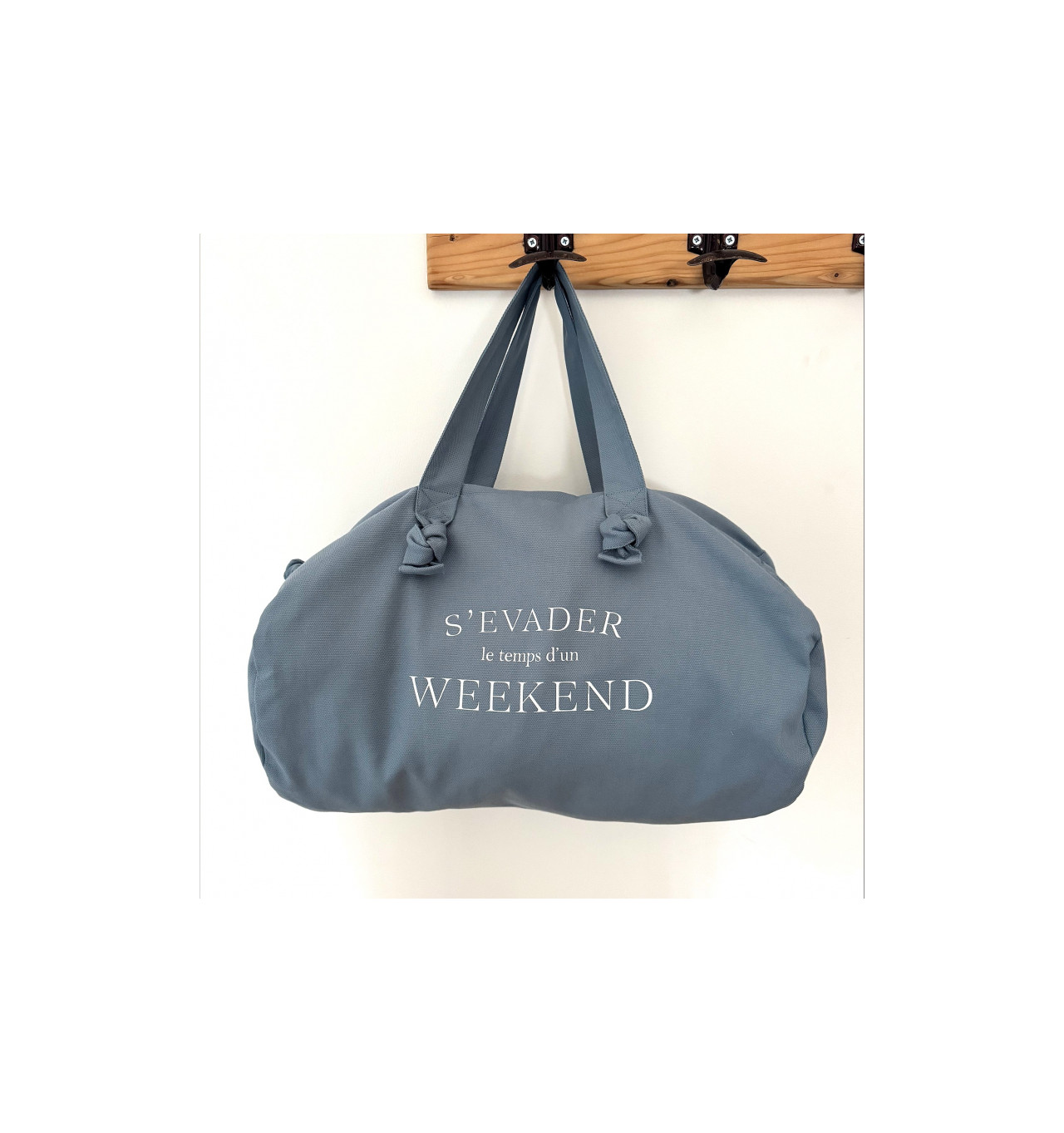marcel-et-lily-s’évadrer-le-temps-d’un-week-end-sac-polochon-bleu-bijoux-totem