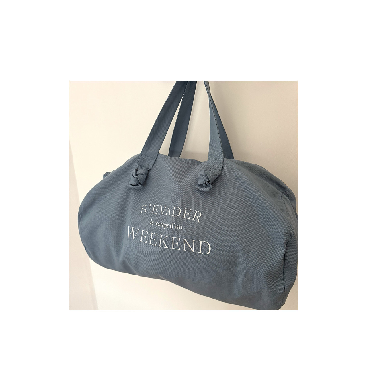 marcel-et-lily-s’évadrer-le-temps-d’un-week-end-sac-polochon-bleu-bijoux-totem