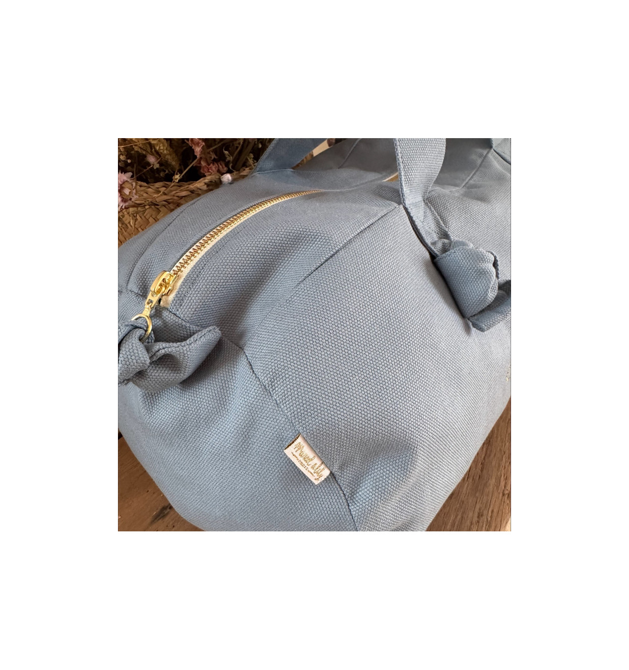 marcel-et-lily-s’évadrer-le-temps-d’un-week-end-sac-polochon-bleu-bijoux-totem