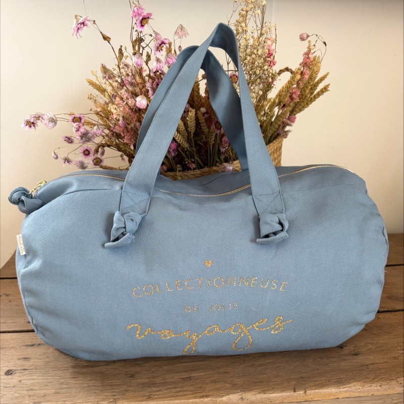 marcel-et-lily-collectionneuse-de-jolis-voyages-sac-polochon-bleu-bijoux-totem