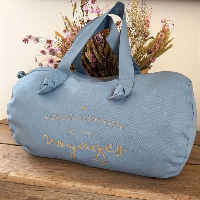 marcel-et-lily-collectionneuse-de-jolis-voyages-sac-polochon-bleu-bijoux-totem